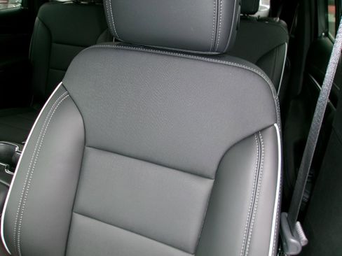 Used 2025 Buick Enclave Preferred image 13