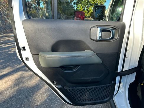 New 2025 Jeep Gladiator Mojave image 25