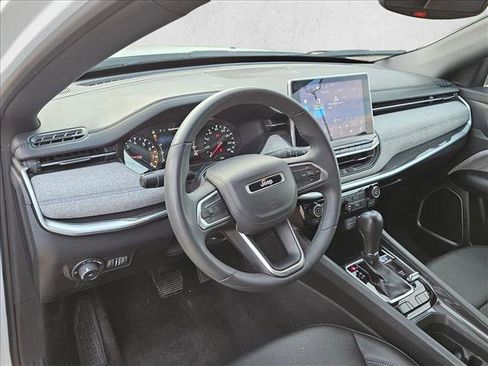 Used 2024 Jeep Compass Latitude image 9