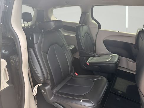 Certified 2024 Chrysler Pacifica Touring-L FWD image 9