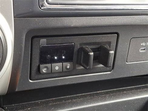 Used 2021 Nissan Titan SV w/ SV Convenience Package image 26