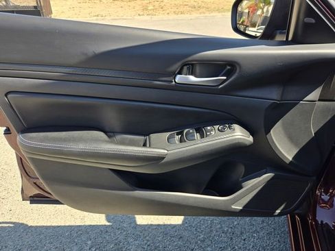 Used 2024 Nissan Altima 2.5 SV image 17