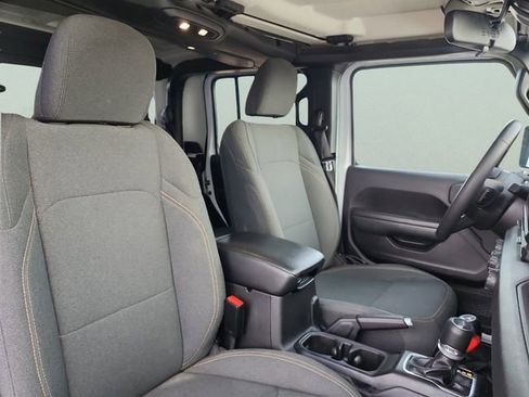 Used 2025 Jeep Gladiator Sport image 21