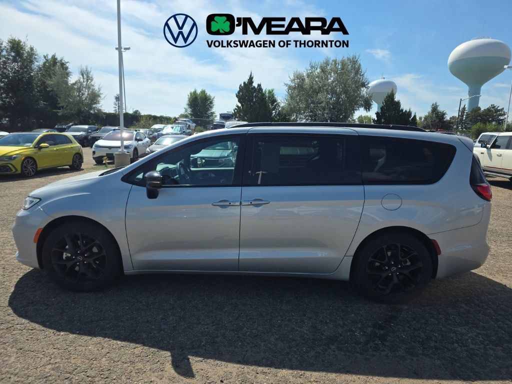 Used 2026 Chrysler Pacifica Limited w/ S Appearance Package FWD image 2
