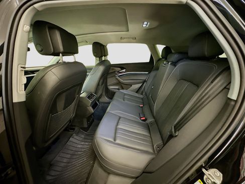 Used 2023 Audi e-tron Premium Plus w/ Premium Plus Package image 30