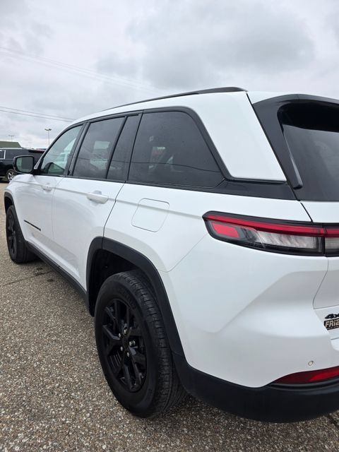 Used 2024 Jeep Grand Cherokee Altitude AWD/4WD image 6