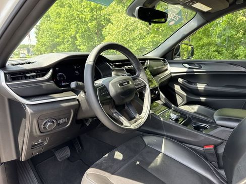 Used 2024 Jeep Grand Cherokee Altitude image 11