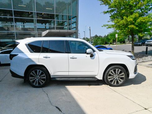 Used 2025 Lexus LX 600 4WD w/ Accessory Package (2T) image 4