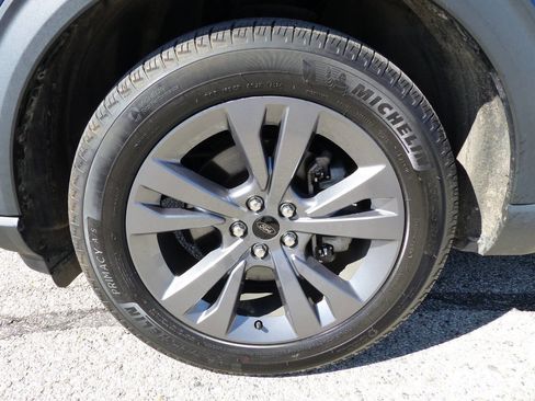 Used 2022 Ford Explorer XLT w/ Equipment Group 202A AWD/4WD image 14