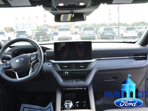 Used 2025 Ford Explorer Platinum RWD image 18