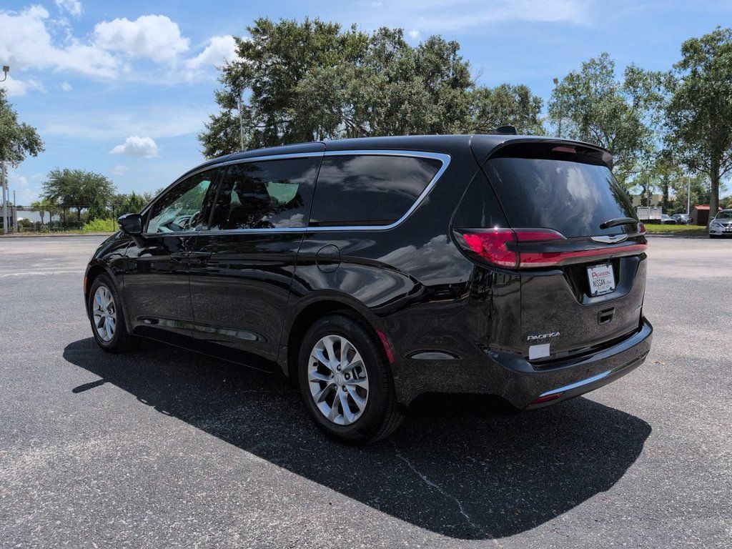 Used 2026 Chrysler Pacifica Limited FWD image 6