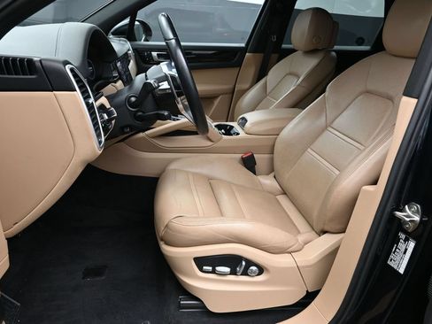Certified 2019 Porsche Cayenne AWD/4WD image 5