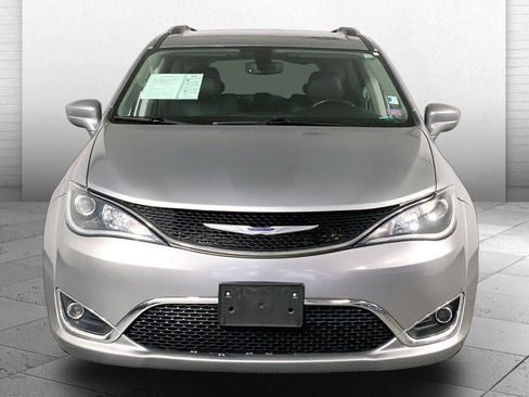 Used 2020 Chrysler Pacifica Touring-L FWD image 2