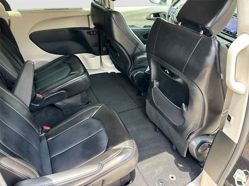 Used 2023 Chrysler Pacifica Touring-L FWD image 28