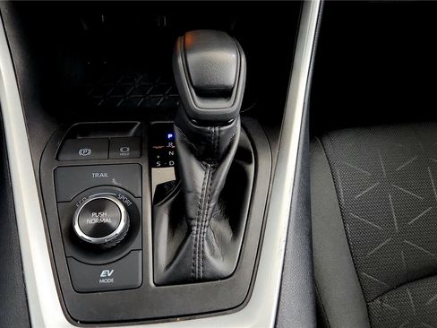Certified 2025 Toyota RAV4 XLE AWD/4WD image 25