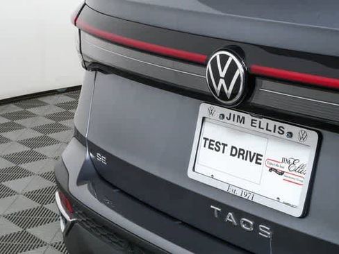 Certified 2025 Volkswagen Taos SE w/ Black Wheel Package FWD image 35