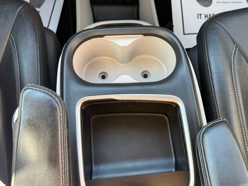 Used 2022 Chrysler Pacifica Touring-L w/ Uconnect Theater Family Group FWD image 31