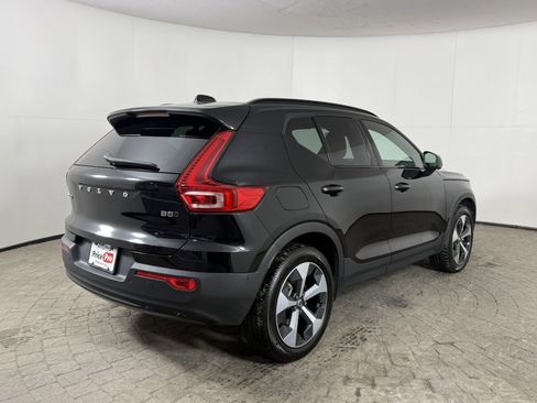 Used 2024 Volvo XC40 B5 Plus image 9