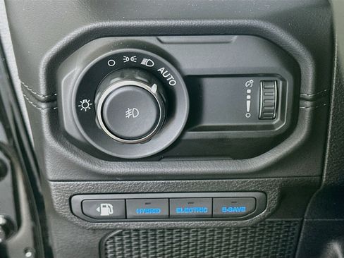 Used 2025 Jeep Wrangler Unlimited Sahara AWD/4WD image 16