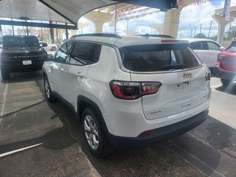 Used 2025 Jeep Compass Latitude w/ Sun & Sound Group AWD/4WD image 9
