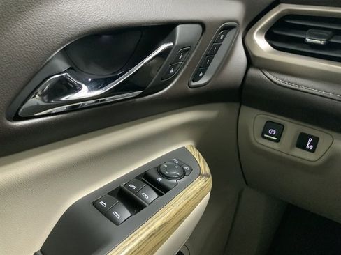 Used 2018 GMC Acadia Denali w/ Technology Package AWD/4WD image 26