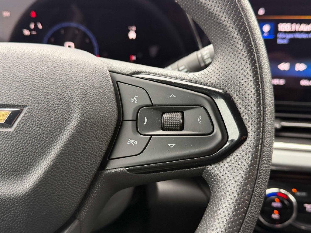 Used 2025 Chevrolet Trax LT FWD image 36