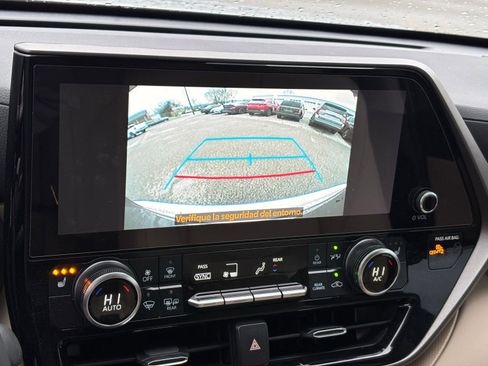 Used 2025 Toyota Highlander XLE image 9