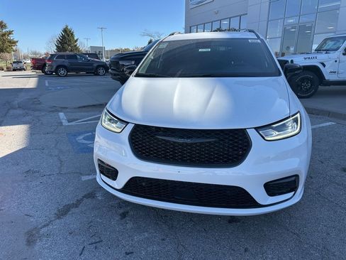 New 2026 Chrysler Pacifica Select image 10