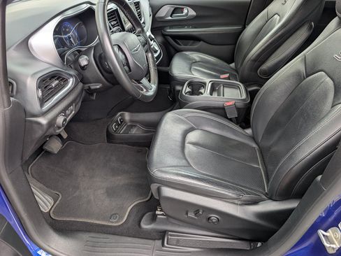 Used 2019 Chrysler Pacifica Touring-L w/ S Appearance Package FWD image 10