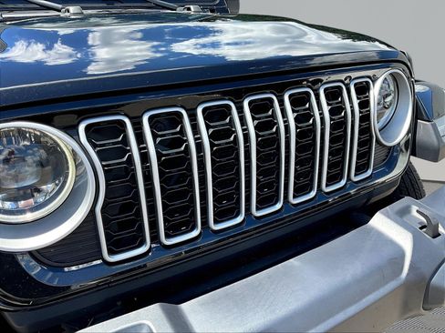 Used 2025 Jeep Wrangler Unlimited Sahara AWD/4WD image 32