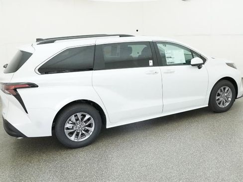 New 2026 Toyota Sienna XLE image 10