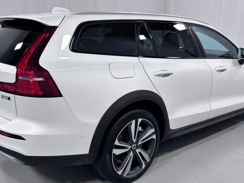Certified 2025 Volvo V60 B5 Cross Country Plus AWD/4WD image 6