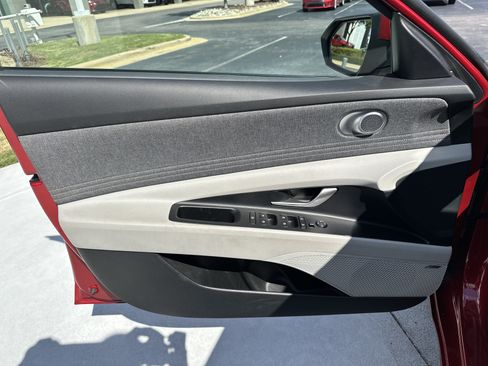 Used 2025 Hyundai Elantra Limited FWD image 14