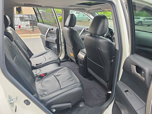 Used 2013 Toyota Highlander SE FWD image 11