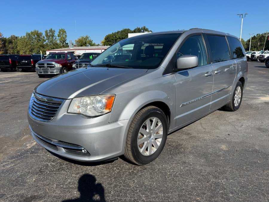 Used 2014 Chrysler Town & Country Touring FWD image 1