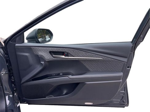 Used 2025 Toyota Camry XLE image 40