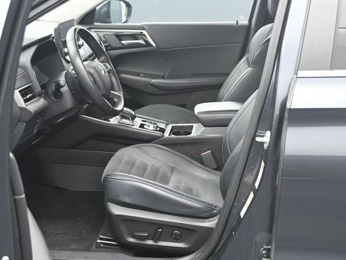 Used 2024 Mitsubishi Outlander SE AWD/4WD image 16