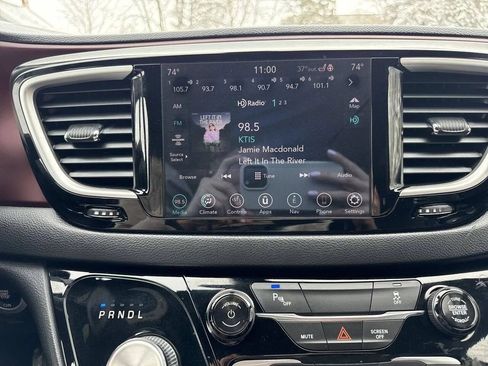 Used 2020 Chrysler Pacifica Touring-L FWD image 16