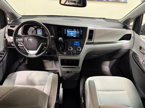 Used 2015 Toyota Sienna LE image 49