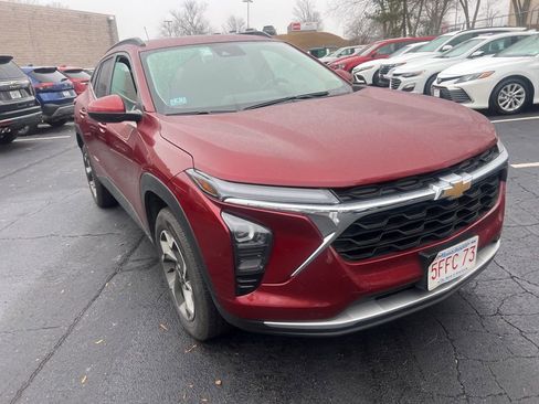 Used 2025 Chevrolet Trax LT w/ LT Convenience Package image 3
