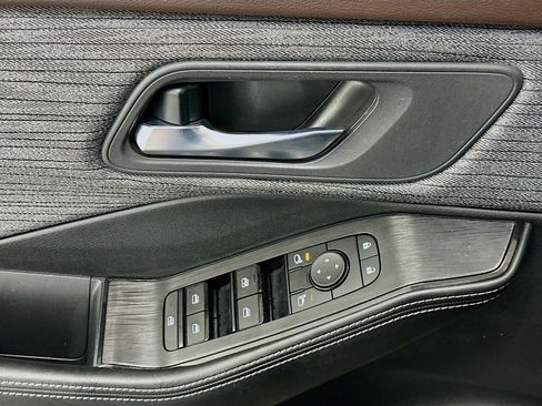 Used 2023 Nissan Rogue SV image 15