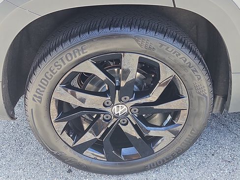 Certified 2023 Volkswagen Taos SE w/ Panoramic Sunroof Package AWD/4WD image 27