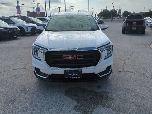 Used 2024 GMC Terrain SLE FWD image 3