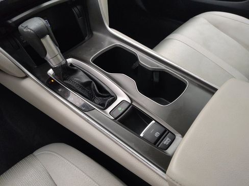 Used 2018 Honda Accord EX image 26