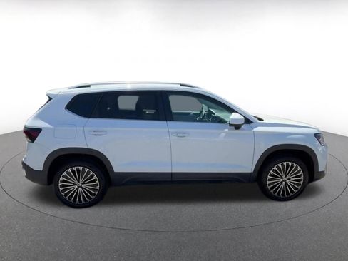 Used 2025 Volkswagen Taos SE image 16