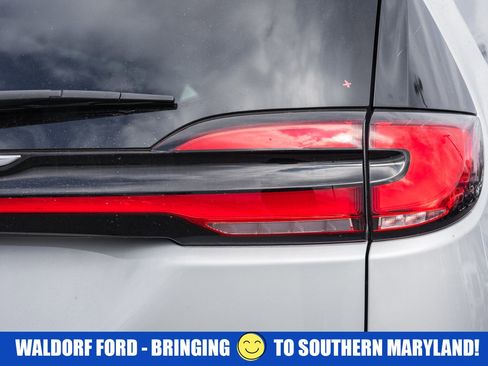 Used 2024 Chrysler Pacifica Touring-L image 6