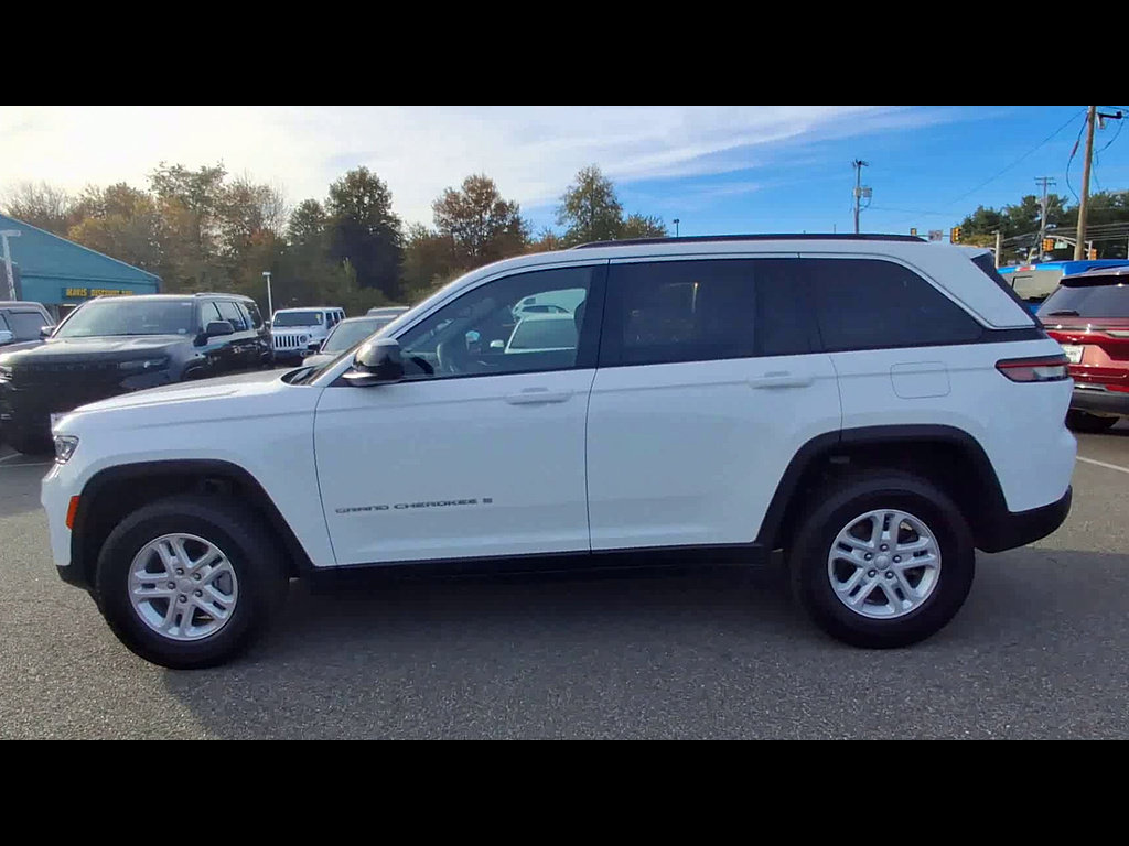 Used 2024 Jeep Grand Cherokee Laredo AWD/4WD image 5