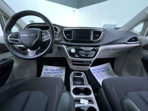 Used 2023 Chrysler Voyager LX image 17