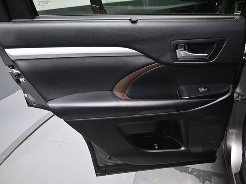 Used 2016 Toyota Highlander XLE image 24