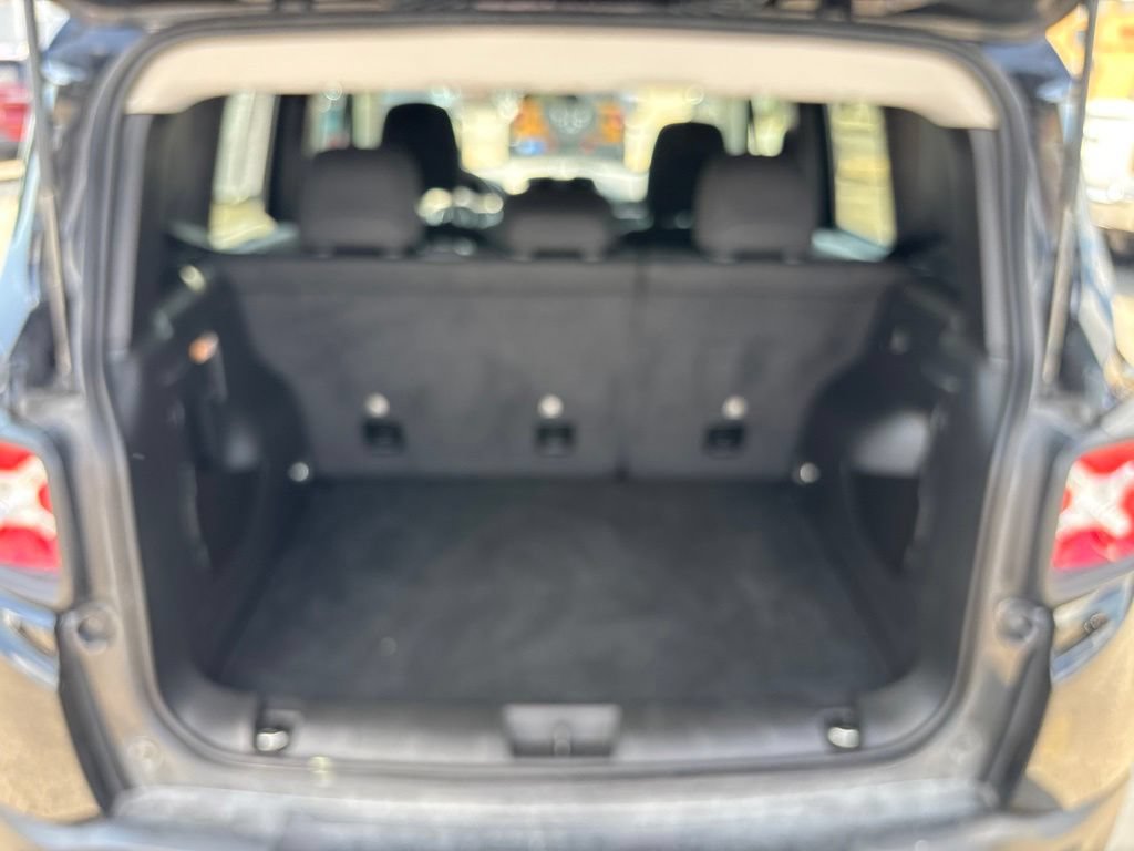 Used 2023 Jeep Renegade Latitude AWD/4WD image 37